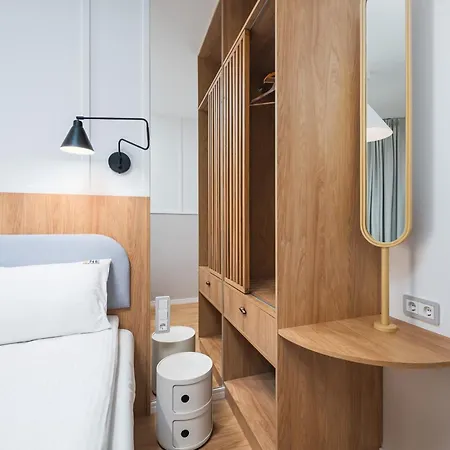 Апартаменти Woodside By Oneapartments *